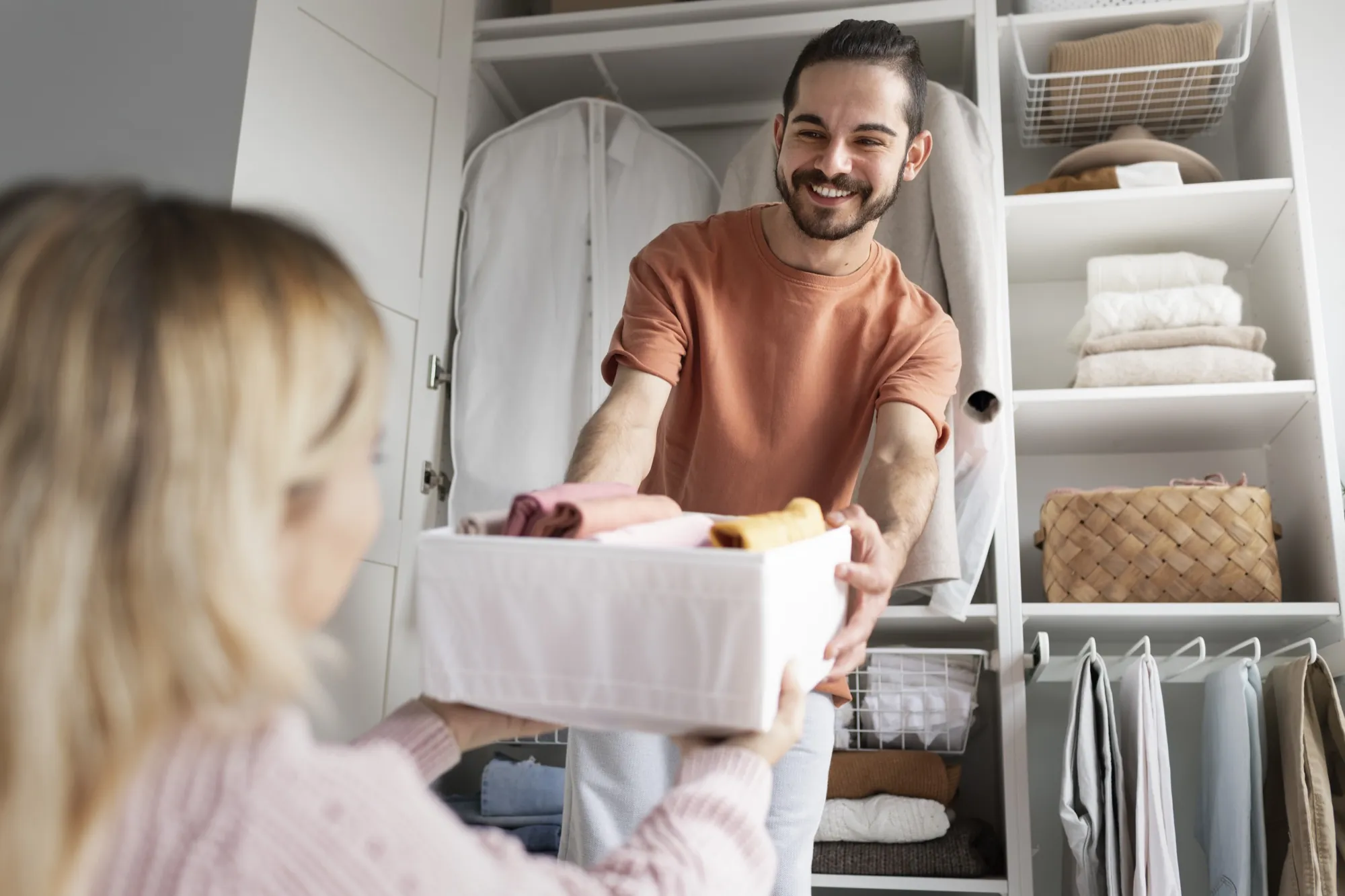 Roupa lavada e dobrada a ser entregue em casa