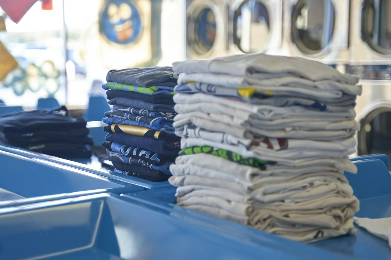 Pilha de camisas dobradas sobre uma mesa